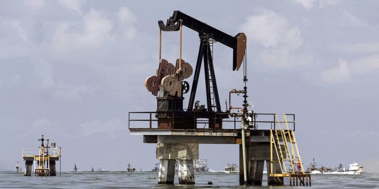 Venezuela podría asignar derechos de explotación petrolera a los BRICS, afirma Maduro