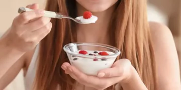 Esto le pasa a tu cuerpo si solo cenas fruta o yogur todos los días