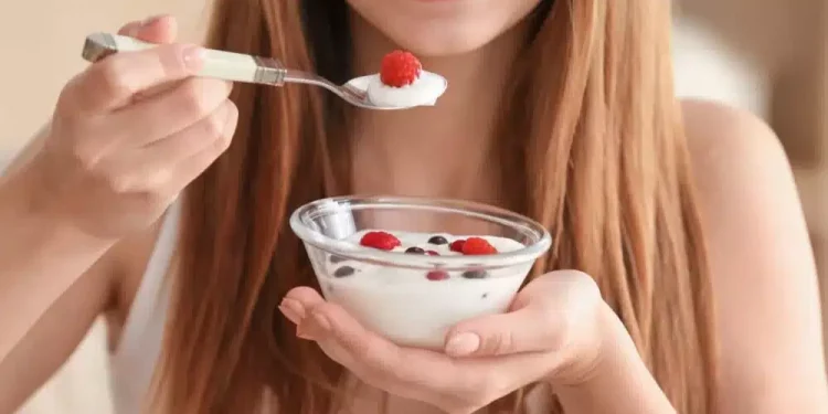 Esto le pasa a tu cuerpo si solo cenas fruta o yogur todos los días
