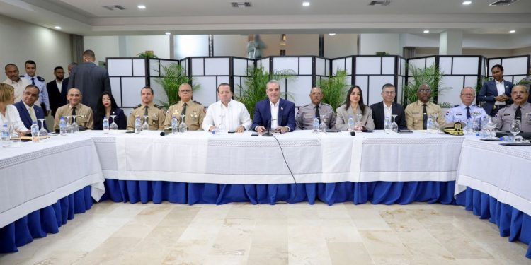 Presidente Abinader lidera crucial reunión para fortalecer la seguridad ciudadana