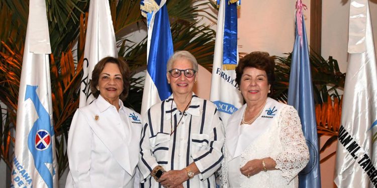 La Dra. Rosa Mary Rodríguez Buñols impartió la conferencia «El camino hacia una vida plena»