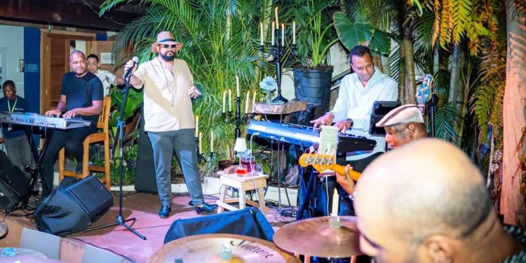 Fusión Íntima: Noches de Música de Alta Calidad en Casa de Teatro