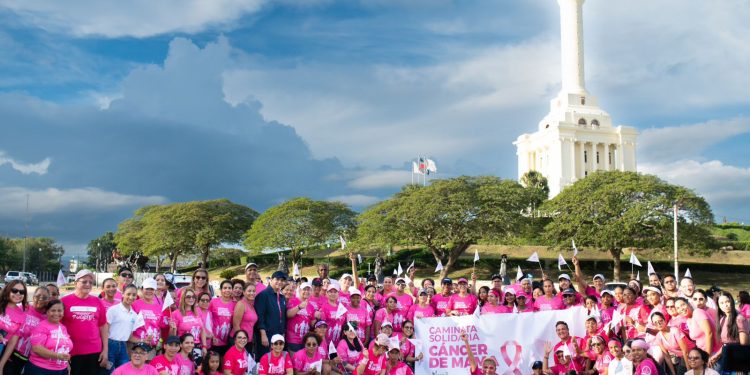 Senador Daniel Rivera exhorta a mujeres a realizarse chequeos para prevenir el cáncer de mama en caminata solidaria en Santiago