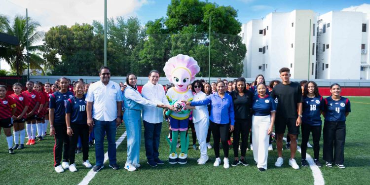 Senador Daniel Rivera resalta el valor de las mujeres en el deporte durante inauguración del Mundialito Femenino
