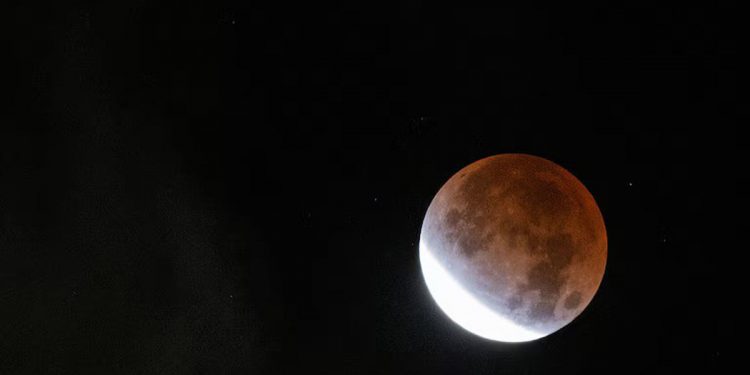 Eclipse con Superluna: Cómo y cuándo ver el fenómeno astronómico de esta noche