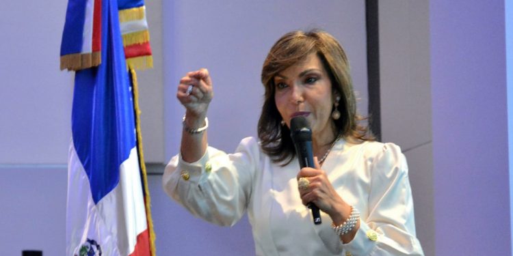 Geanilda Vásquez ofrece ejemplar «Rendición de Cuentas» en Miami, inspirada en Juan Pablo Duarte