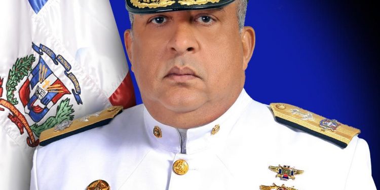 Presidente Abinader designa al Vicealmirante Lee Ballester como nuevo director de Migración