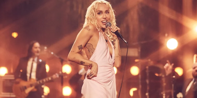 Acusan a Miley Cyrus de supuesto plagio en la letra de su canción «Flowers»
