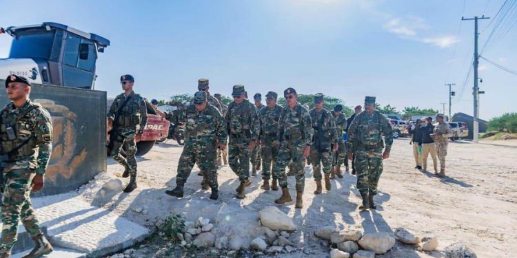 El Ministro de Defensa supervisa trabajos en la verja perimetral de la frontera