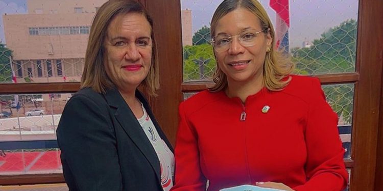 Diputada Mirna López impulsa proyectos clave para Hato del Yaque y La Canela