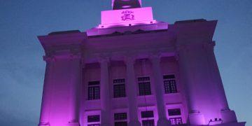 El Museo Monumento a los Héroes de la Restauración se ilumina de morado para concienciar sobre el Alzheimer