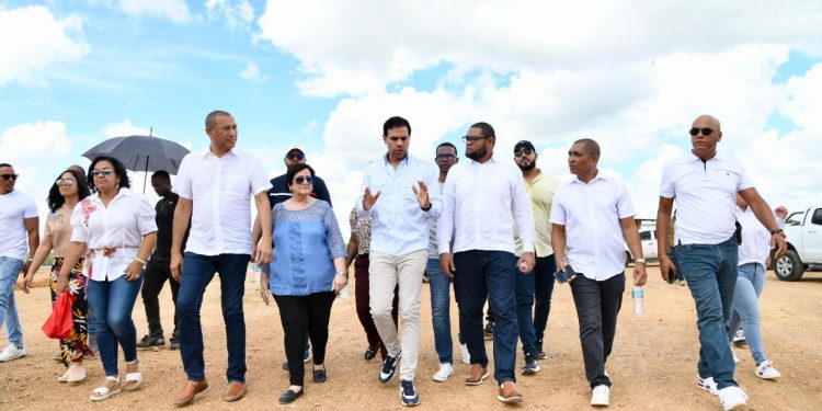 Roberto Ángel supervisa construcción proyecto habitacional comunitario en Villa Guerrero, de El Seibo