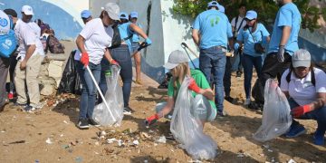 SeNaSa realiza tercera jornada de limpieza de playas en Playa Güibia