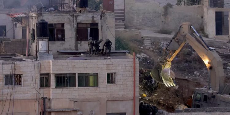 Soldados Israelíes lanzan cuerpos de palestinos desde azoteas en Cisjordania