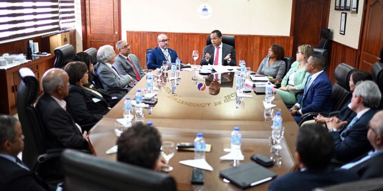Superintendente de Seguros y CADOAR se reúnen para fomentar diálogo y fortalecer el sector