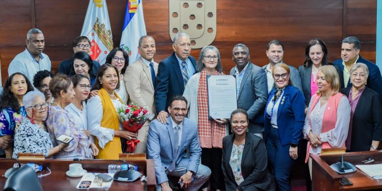 Ayuntamiento de Santiago reconoce a Susi Pola como hija adoptiva de Santiago de los Caballeros