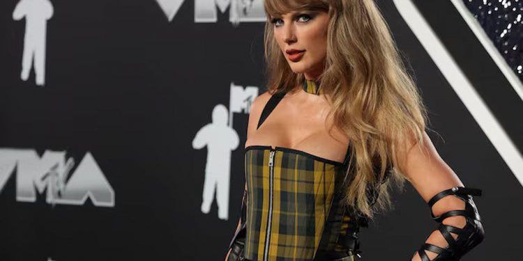 Encuesta: El Apoyo de Taylor Swift a Kamala Harris aleja a más votantes de los que atrae
