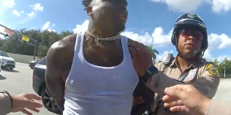 Policía bajo investigación tras arresto de Tyreek Hill: Difunden video del incidente