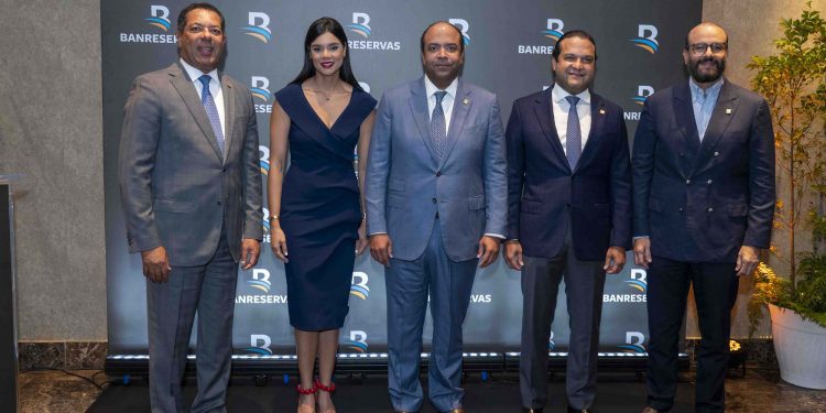 Banreservas fortalece su relación con clientes empresariales a través de un coctel exclusivo