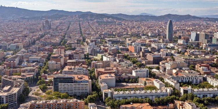 Latinoamericanos solteros y adinerados impulsan el alza en los precios de alquiler temporal en España