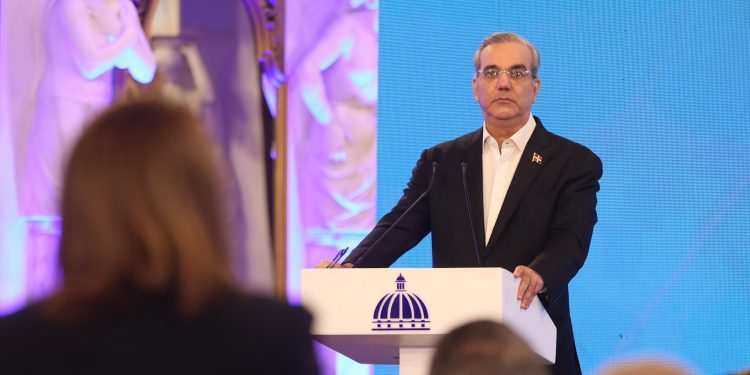 Presidente Abinader confirma cierre del espacio aéreo con Haití hasta nuevo aviso