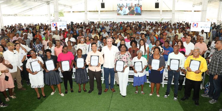 Presidente Abinader entrega 1,700 títulos de propiedad en Quisqueya, San Pedro de Macorís