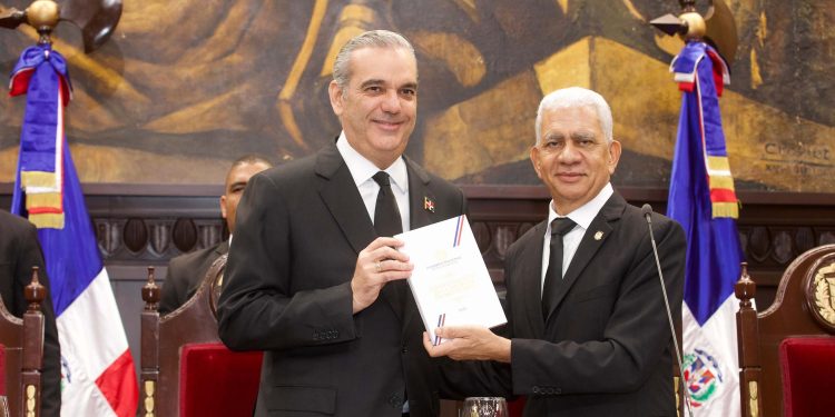 Abinader pone fin a 180 años de continuismo con nueva Constitución reformada