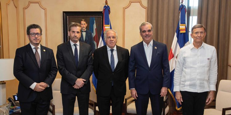 Presidente Abinader recibe a Luis Almagro, secretario general de la OEA, en el Palacio Nacional