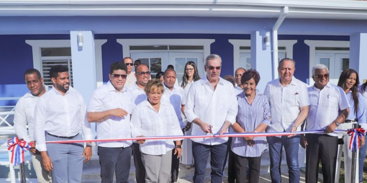 Presidente Abinader y directora del INAIPI inauguran CAIPI Ciudad Juan Bosch III