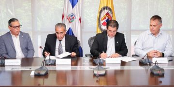 Águilas Cibaeñas y PUCMM firman histórico convenio para pasantías estudiantiles