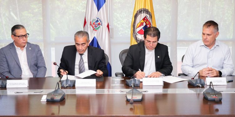 Águilas Cibaeñas y PUCMM firman histórico convenio para pasantías estudiantiles