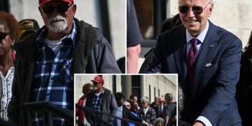 Biden hace fila para votar en Delaware detrás de un hombre con gorra profana en apoyo a Trump