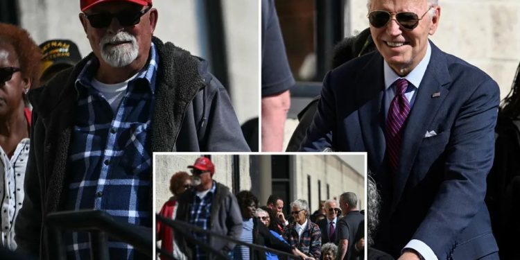 Biden hace fila para votar en Delaware detrás de un hombre con gorra profana en apoyo a Trump