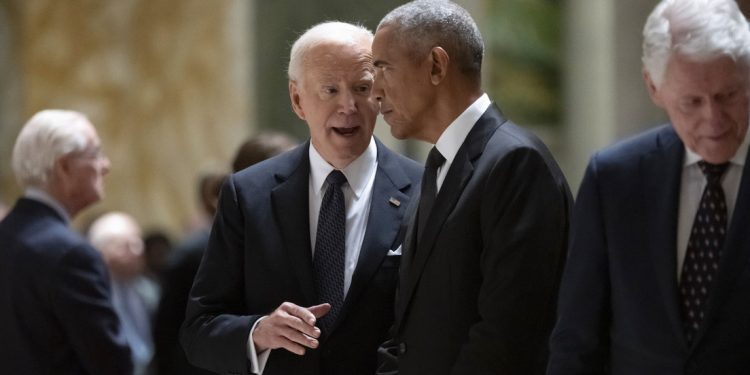 Tensa interacción entre Biden y Obama durante funeral de Ethel Kennedy se vuelve viral