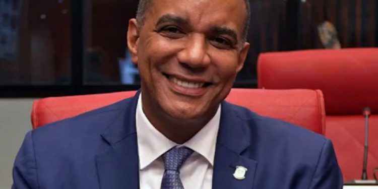 Senador de Espaillat apoya deportaciones masivas de haitianos, afirmando que solo un régimen fuerte puede frenar la migración ilegal a RD
