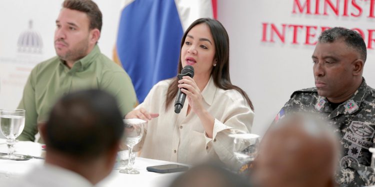 Ministra de Interior y Policía se reúne con comerciantes y líderes comunitarios para dialogar sobre la Operación Garantía de Paz