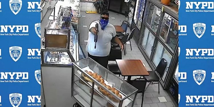 ¡Insólito! Hombre intenta asaltar panadería en Queens armado de un fusil AK-47