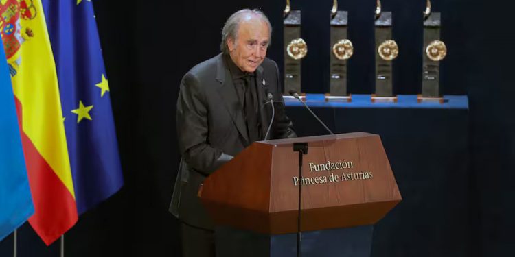 Joan Manuel Serrat recibe el Premio Princesa de Asturias de las Artes por su trayectoria y compromiso cultural