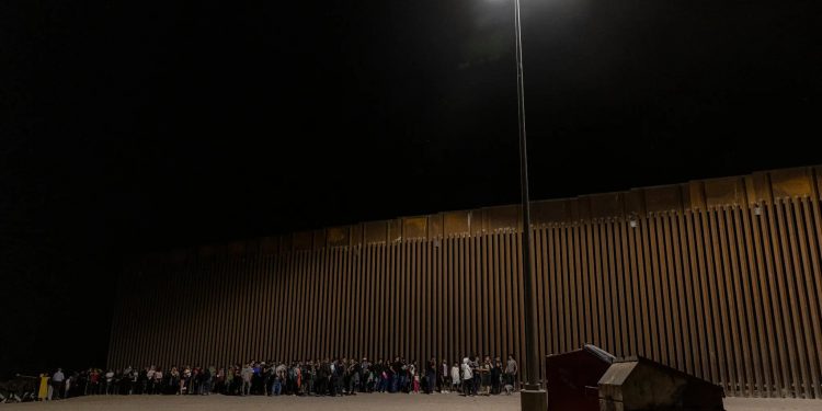 El gobierno de Biden no renovará permisos temporales para migrantes de cuatro países