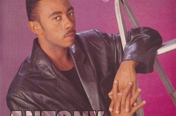 Anthony Santos es un artista singular que se mueve entre enigmas y celebraciones llenas de intensidad, al estilo de «apaga y vámonos»