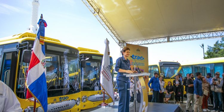Raquel Peña activa primeras 41 rutas del Transporte Estudiantil en Santiago