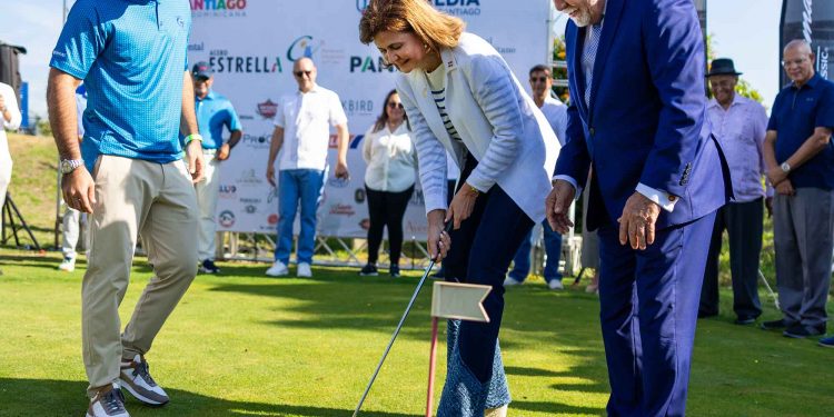 Vicepresidenta Raquel Peña da inicio al Grand Thomás Celebrity 2024 con el putt de honor