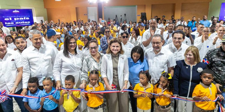 Raquel Peña entrega 64 apartamentos y 850 títulos de propiedad en La Vega, promoviendo el acceso a viviendas dignas