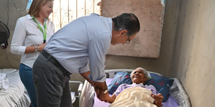 SeNaSa entrega insumos a afiliados del Régimen Subsidiado en Boca Chica