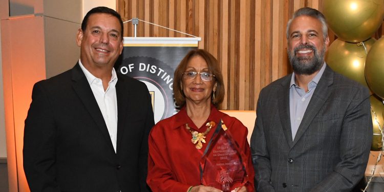 Avelino Abreu SAS recibe el premio ‘Dealer Distinguido’ en la Conferencia Regional de Hyster