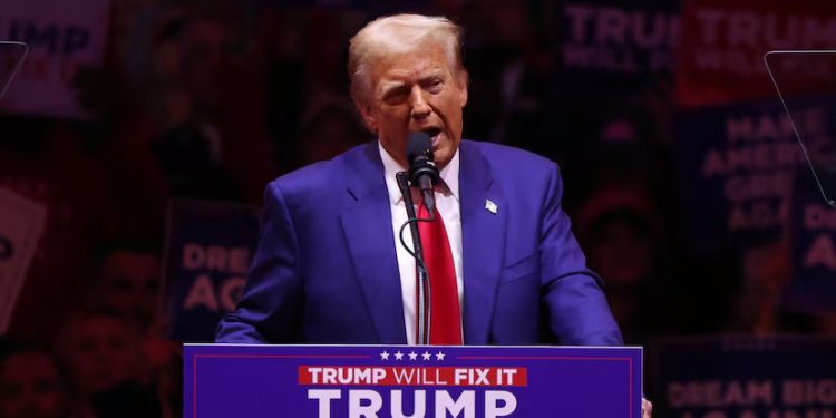Trump convoca a miles en un multitudinario mitin en Nueva York marcado por insultos racistas y controversias
