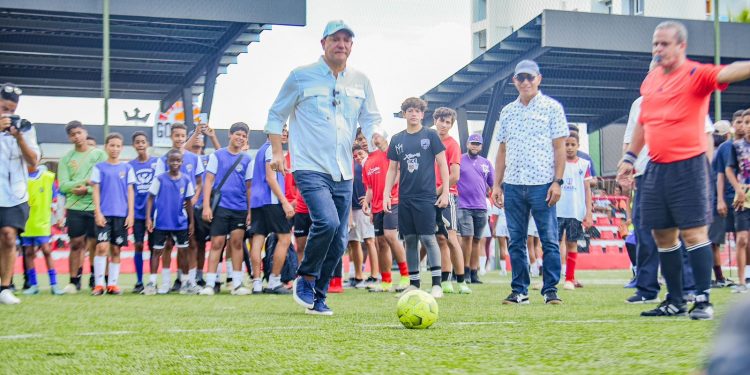 Alcaldía de Santiago organiza 50 partidos de fútbol simultáneos para promover la Copa Mundial Femenina Sub-17