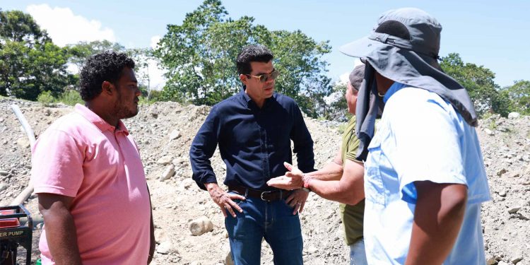 Wellington Arnaud supervisa avances en la ampliación del acueducto de Villa Altagracia