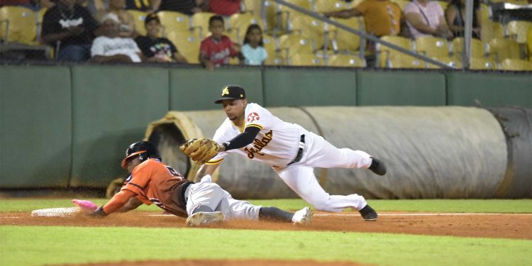Toros vencen a las Águilas Cibaeñas en el Estadio Cibao con sólida actuación de Esmil Rogers