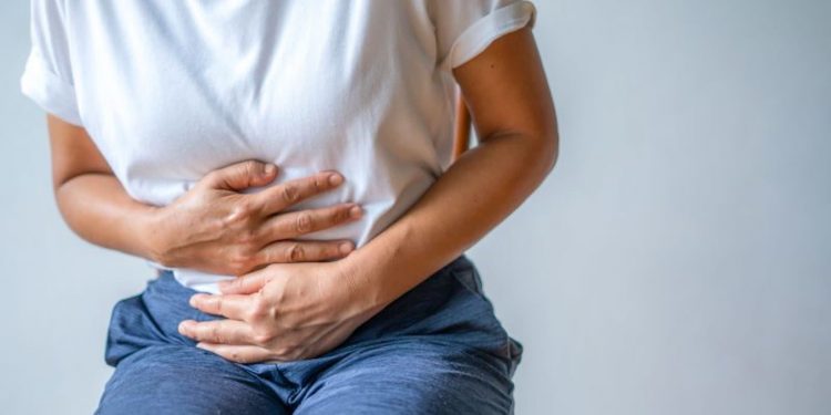 Esto es lo que podría ocurrir en tu cuerpo si reprimes los gases, según los especialistas
